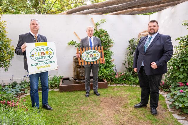 Ulrich Achleitner, Landesrat Martin Eichtinger und Michael Litschauer freuen sich über die künftige Zusammenarbeit der Stadtgemeinde mit „Natur im Garten“.