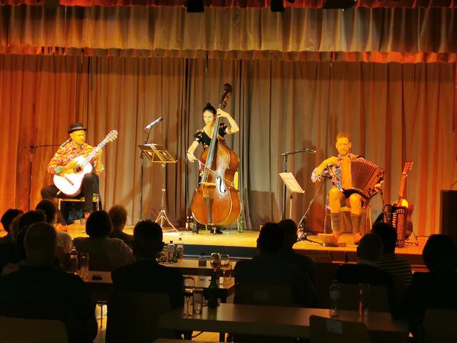 Die "Stubaier Freitagsmusig" ist mit ihrer kreativen und unkonventionellen Herangehensweise aus der heimischen Volksmusik-Szene nicht mehr wegzudenken.  | Foto: Demir