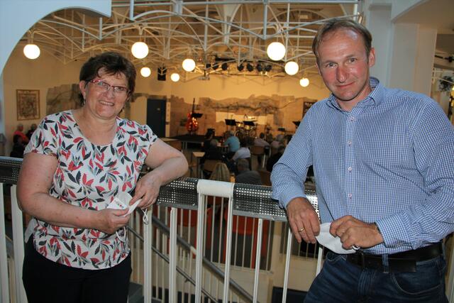 Dir. Hermine Sackl und Bgm. Oliver Felber genossen das Live Konzert in der Aula des BORG Birkfeld.