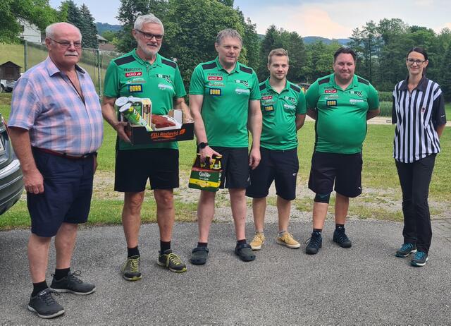 v.l.n.r.: Obmann ESV Innermanzing Erich Gruber, Karl Baumgartner, Claus Kerschner, Stefan Maier, Harald Köninger, Schiedsrichterin Karin Schwarz | Foto: Karl Baumgartner