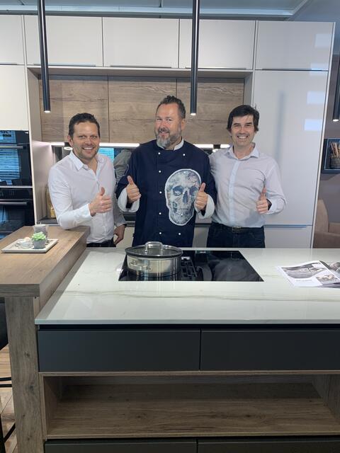 Michael Schütz, Robert Dorr und Raimund Krumai demonstrierten ihren Kunden die neueste Traumküche. 