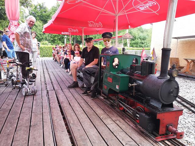 Zwei erfahrene Lokführer fuhren wegen des großen Andrangs mit der Minidampfbahn rund um die Uhr ihre Runden. | Foto: Daniel Schmidt