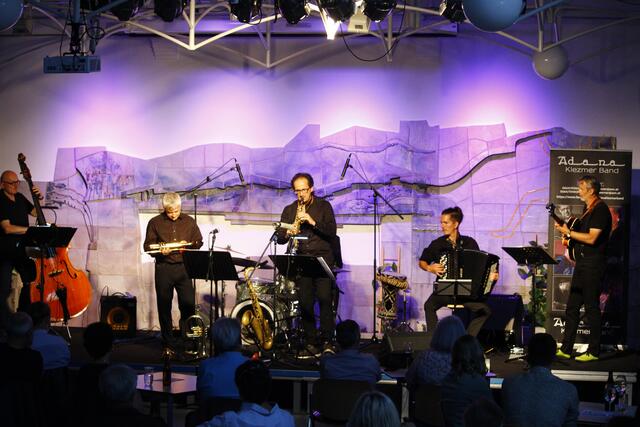 Jetzt war Klezmer-Musik in der Aula des BORG Birkfeld mir der Gruppe "Adana" zu hören.