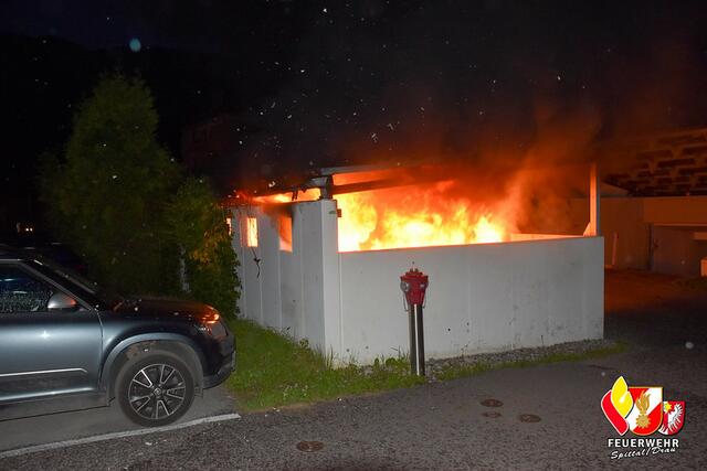 Die Flammen schlugen um sich...