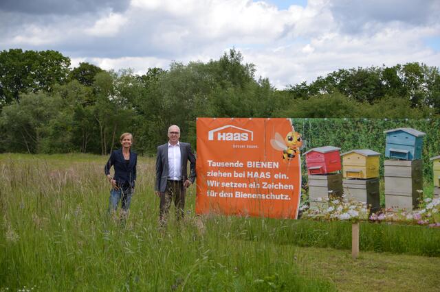 Vertriebsleiter Ferdinand Perner mit Gartenexpertin Angelika Ertl.