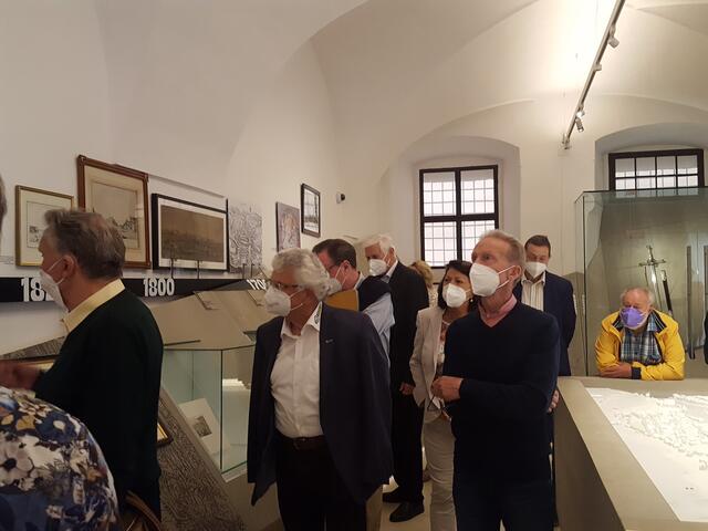 Mit großem Interesse gehen die Kulturreferenten des Landes durch die Landesausstellung im Innerberger Stadel.