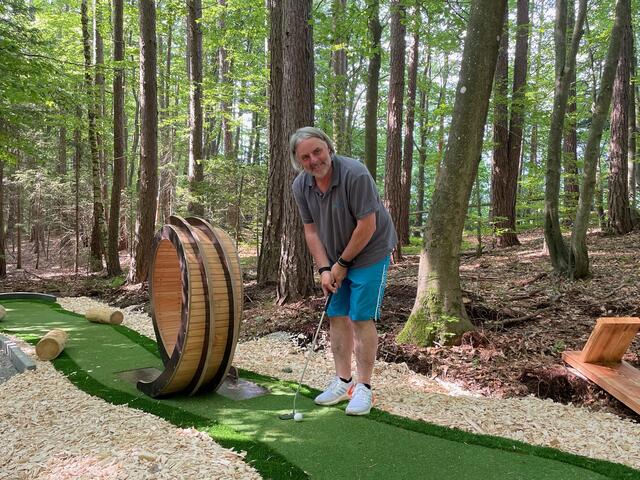Walter Hanzlik vom Hochseilgarten auf der Taborhöhe hat mitten im Wald einen Adventure Golfparcours errichtet.