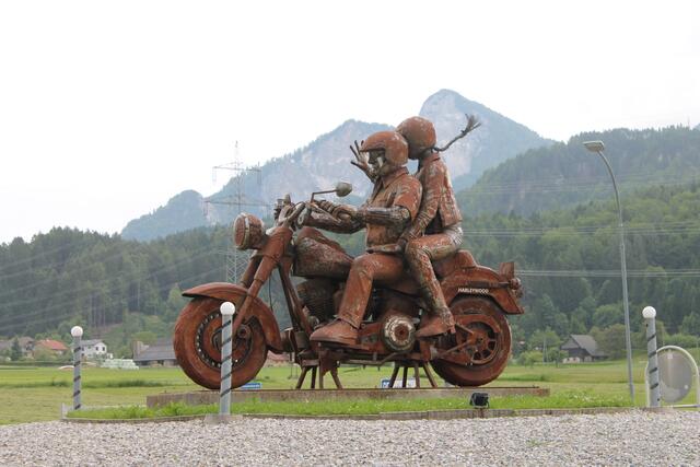 "Willkommen zur Bike Week" signalisiert die Skulptur im Faaker Kreisverkehr auch in diesem Jahr den Besuchern aus nah und fern.