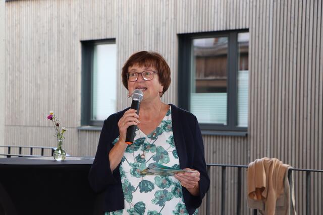 Die "Goti" der Künstlerin, Resi Mark hielt die Laudatio. | Foto: Siegele