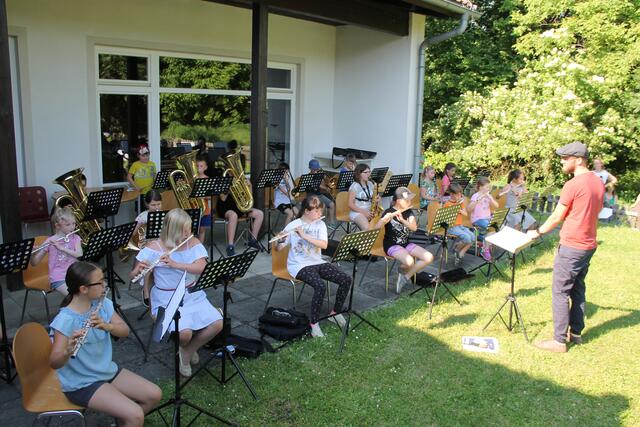 Die Schüler sollen wie hier das Miniblasorchester der Musikschule auf das Zusammenspiel im Orchester vorbereitet werden.  | Foto: Musikschule Mureck 