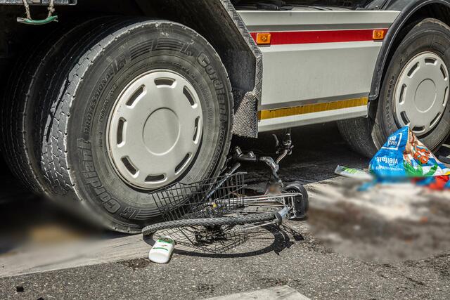 Die Frau geriet mit dem Fahrrad unter den Lkw.
