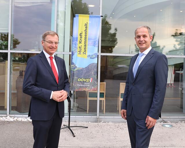 Landeshauptmann Thomas Stelzer gratuliert dem neuen Bezirksparteiobmann Christian Mader.
