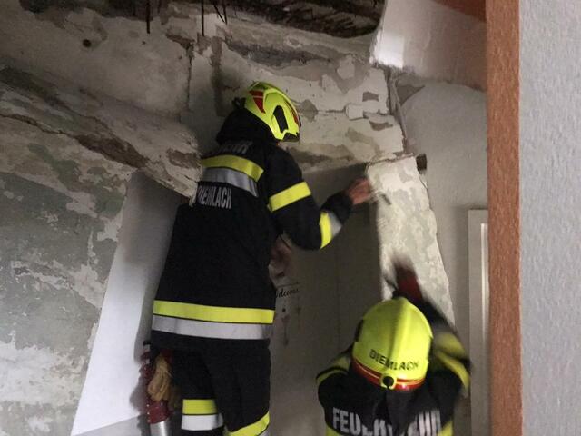 Die eingestürzten Deckenteile mussten von der Feuerwehr entfernt werden.
