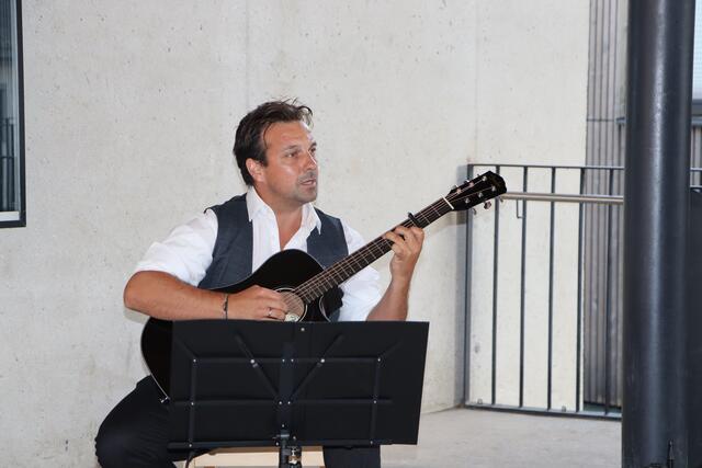 Myriam's Mann Harald an der Gitarre. | Foto: Siegele