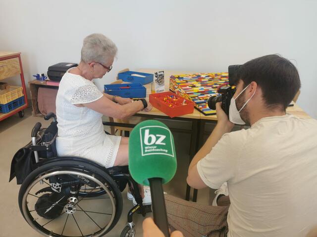 bz war mit dabei als Rita Ebel, alias Lego-Oma, die bunte Rollstuhl-Rampe zusammensetzte.