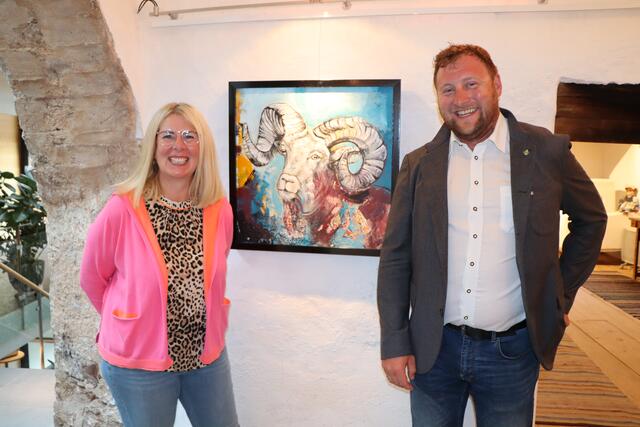 Ausstellungseröffnung: Tanja Trenker mit Bgm. Florian Klotz. | Foto: Othmar Kolp