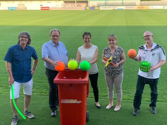 Im Bild von links nach rechts: VS-Lehrer Christian Kiss, Gerhard Milletich, Nachwuchsreferentin Gabi Pinter, Elisabeth Kainz und Nachwuchsleiter SV Gols Peter Holzer bei der Übergabe der Spieletonne. | Foto: Gabi Pinter