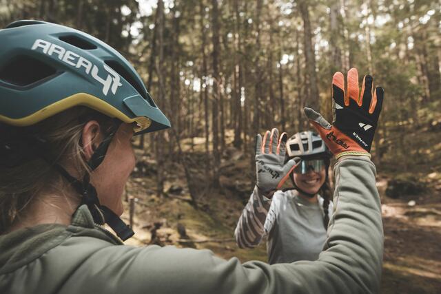 Für die Touren der AREA 47 Bike Academy stellt das österreichische Traditionsunternehmen und Handschuhhersteller Zanier seine Bikehandschuhe bereit, die optimalen Halt und Schutz bieten.