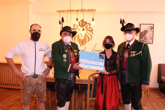 Spendenscheckübergabe an die Landecker Schützenkompanie im Restaurant Löwen: Florian Gandler, Hauptmann Bruno Schönherr, Sara Sommavilla und Obmann Josef Graber (v.l.).