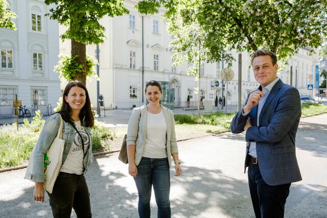 (v.l.) Landjugend OÖ-Geschäftsführerin Stefanie Schauer und Landjugend OÖ-Landesleiterin Theresa Neubauer mit Klima-Landesrat Stefan Kaineder.