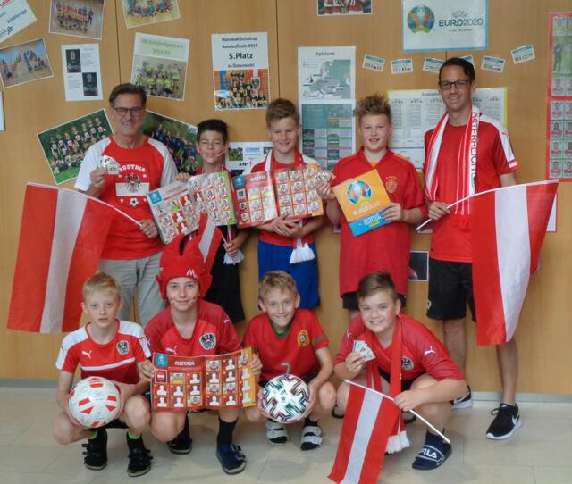Direktor Gerald Nossal, Maximilian Zauner, Bastian Scheikl, Daniel Brandstätter und Christoph Pomassl (hinten, v.l.) sowie Bastian Scheikl, Gabriel Ramharter, Niklas Maier und Nico Bauer (vorne, v.l.)