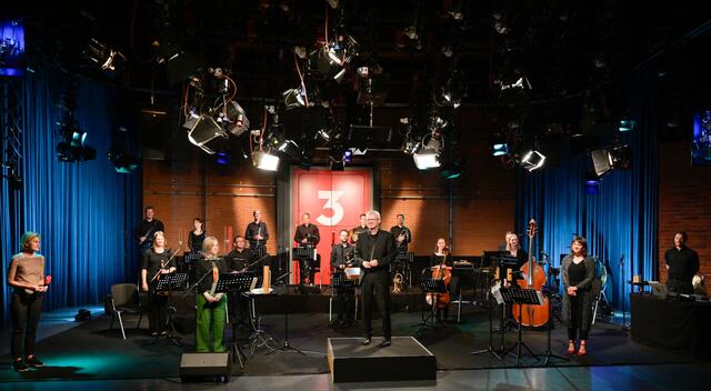 Lyrikerin Anja Utler und das Tiroler Kammerorchester InnStrumenti unter ihrem Leiter Gerhard Sammer beim Livestream der „klang_sprachen 2021“ im Studio 3 des ORF Tirol. | Foto: Lackner