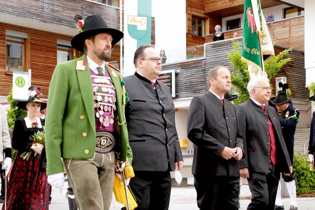Aufmarsch in Weerberg: Landesschützenkommandant Thomas Saurer, Bgm. Gerhard Angerer, LH-Stv. Josef Geisler, NR Hermann Gahr.