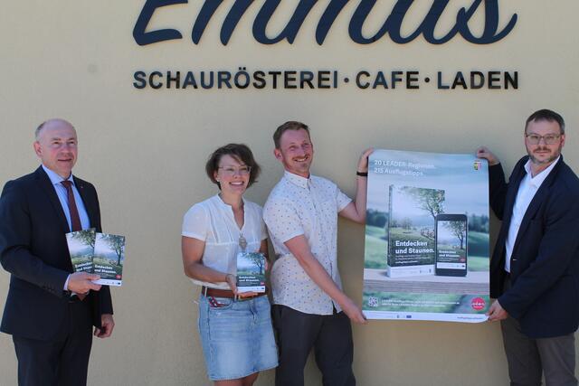 Agrar-Landesrat Max Hiegelsberger präsentierte den Leader-Ausflugsführer 2021 in Kallham mit den Eigentümern von Emmas Laden, Martina und Michael Pauzenberger, und mit Christoph Rechberger von der Abteilung Land- und Forstwirtschaft des Landes OÖ. | Foto: BRS