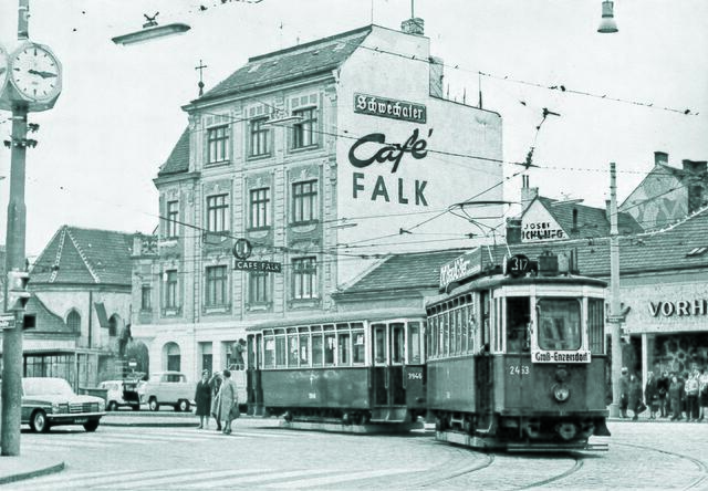 "Eine Garnitur des 317ers vor dem Café Falk am Kagraner Platz 1969. Die Linienführungen wurden immer wieder adaptiert, meist fuhr die Linie 17 von Floridsdorf nach Kagran, der 117er von Floridsdorf nach Leopoldau, der 217er von Kagran nach Aspern bzw. Essling sowie Groß-Enzersdorf und der 317 vom Kagraner Platz nach Groß-Enzersdorf." | Foto: Edition Winkler-Hermaden/Josef Hlavac
