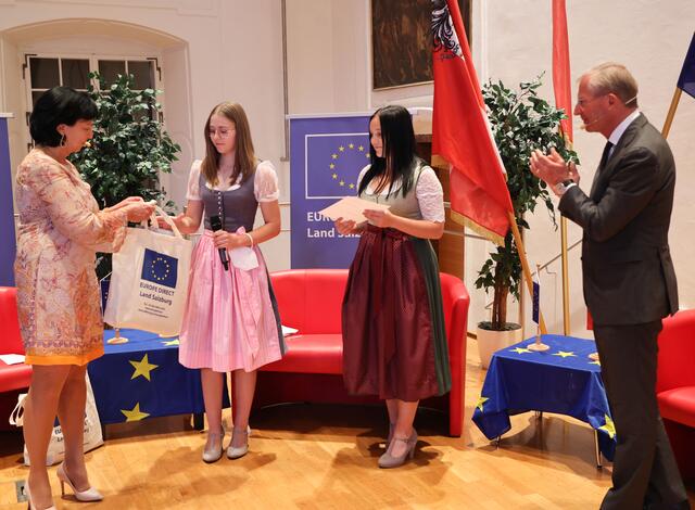 Im Bild Landeshauptmann Wilfried Haslauer (ganz rechts) und Gritlind Kettl Europe Direct (ganz links) bei der Verleihung des zweiten Preises an die Schüler Katharina Gruber und Magdalena Meier von der Landwirtschaftsschule Kleßheim.