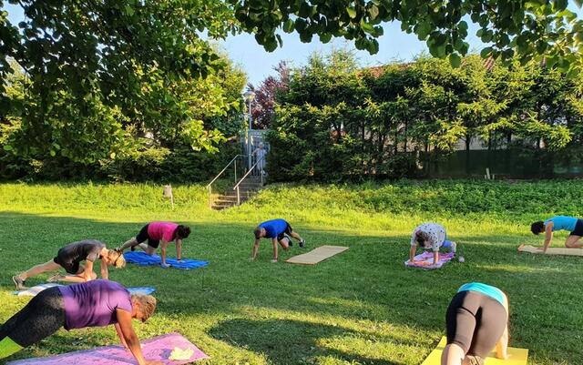 Das kostenlose Sport- und Fitnessprogramm "Bewegt im Park" bietet zahlreiche verschiedene Kurse an und ist für alle Altersgruppen geeignet.