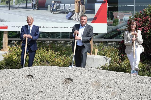 Von links: ÖBB-Infrastruktur-Vorstand Franz Bauer, Infrastruktur-Landesrat Günther Steinkellner und Luftenbergs Bürgermeisterin Hilde Prandner, in deren Gemeindegebiet der Bahnhof liegt.