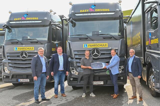 Ernst Rösner, Verkaufsleiter LWK, Pappas, Ronald Moser, Key Account Manager von Mercedes-Benz Trucks Österreich, Werner Fichtinger, Geschäftsführer EASY DRIVERS, Reinhard Leutgeb, Geschäftsführer Pappas Oberösterreich, Robert Hattinger, Gebietsverantwortlicher LKW Pappas  | Foto: EASY DRIVERS 