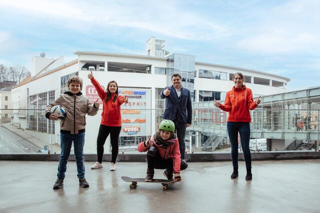 Campkoordinatorin Vera Sainitzer, CCA-Centerleiter Hannes Grubner, Campleiterin Nadine Hornbachner mit Gregor und Hana.