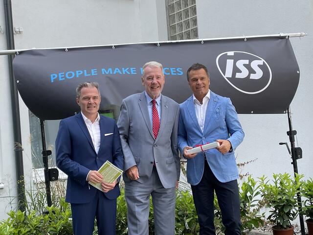 Nicolas Salinger, Klaus Schneeberger und CEO Erich Steinreiber eröffneten die ISS Niederlassung in Wiener Neustadt.