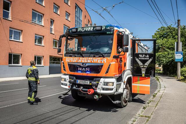 Die Berufsfeuerwehr Linz musste die Verletzte befreien. | Foto: Team Fotokerschi.at/Bayer