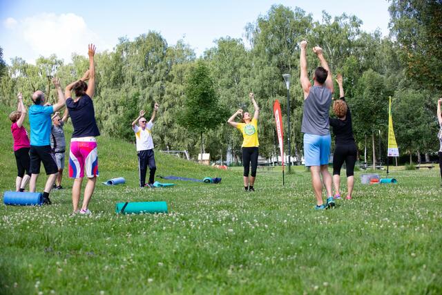 Das Projekt „Bewegt im Park“ bietet ab sofort auch im Bezirk kufstein viele kostenlose Bewegungsangebote im Freien. Wie diese Rückenfit-Gruppe beim Training.