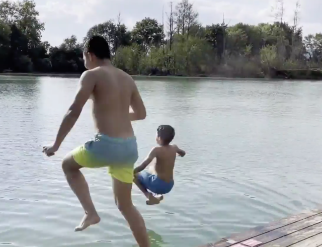 Elias und Noah haben die Badesaison bereits eröffnet und springen gerne in den "ausgezeichneten" Ebersdorfer See.