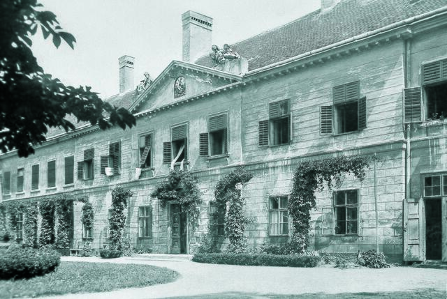 "Schloss Hirschstetten wurde Ende des 17. Jahrhunderts als adeliges Wohnhaus für Graf Otto Ferdinand von Hohenfeld errichtet, um 1720 wurde es von Franz Adam zu Schwarzenberg zu einem Jagdschloss ausgebaut. Dabei wurde es um Stallungen, aber auch einen Lustgarten, eine Orangerie und drei Treibhäuser erweitert." | Foto: BM Floridsdorf