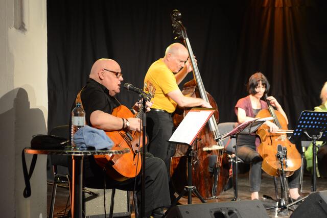 Jazzprofessor Karl Ratzer und Peter Herbert gründeten 2019 ein neues Ensemble mit den vier Damen des Quartetts eXtracello.