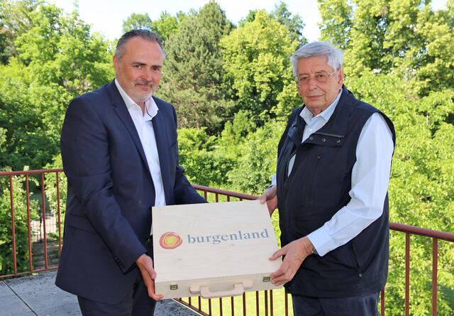 Landeshauptmann Hans Peter Doskozil überreichte Hofrat Gerald Schlag zu dessen 80. Geburtstag ein Weinpräsent. | Foto: Landesmedienservice Burgenland