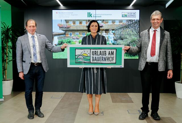 (von links) Josef Moosbrugger, Landwirtschaftskammer Österreich Präsident; Bundesministerin Elisabeth Köstinger; Urlaub am Bauernhof-Obmann Johann Hörtnagl blicken optimistisch in die Sommersaison. 