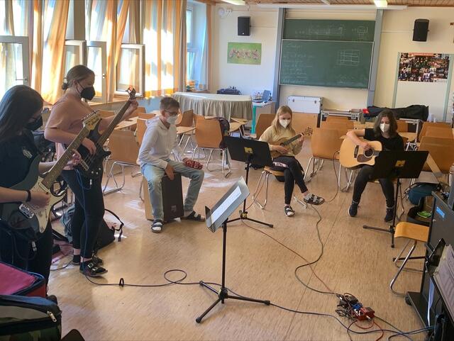 Voller Tatendrang und Energie starteten die Schüler kürzlich wieder in den "Vollbetrieb".  | Foto: digiTNMS-Musikmittelschule Kirchdorf