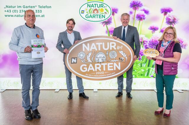 Mistelbach Pulverturm: Landesrat Martin Eichtinger (Mitte) und Franz Gruber, Vizepräsident der „Natur im Garten“ Schaugärten (links) gratulieren Irmgart und Otto Hackl zur Auszeichnung Goldener Igel.