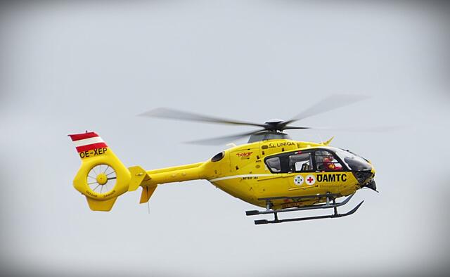 Der Notarzthubschrauber im Landeanflug.