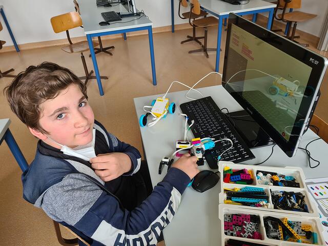 Es darf wieder programmiert werden und Sebastian ist mit Eifer dabei. | Foto: Mittelschule Sieghartskirchen