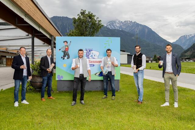 Alexander Jeschow (MPREIS), Josef Hechenberger (LK Präsident), Christian und Heinrich Kröll (GF Erlebnissennerei Zillertal), Hannes Knapp (SPAR) und Matthias Pöschl (GF AMTirol) freuen sich auf den Saisonsauftakt der Almmilch. | Foto: AM Tirol
