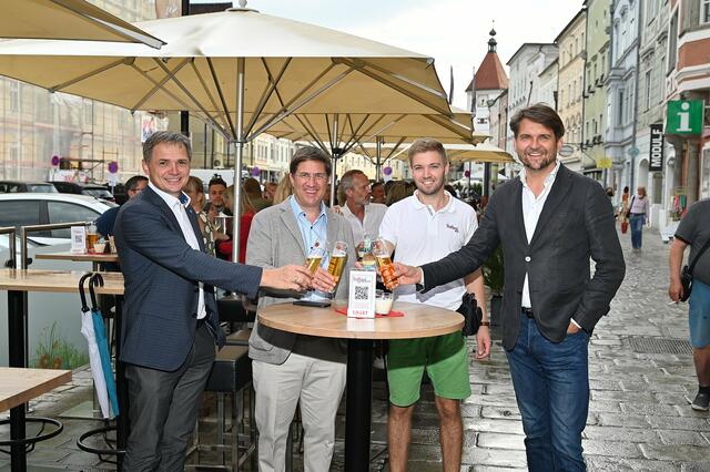 Stießen auf die ShoppingNight an: Peter Jungreithmair (Wels Marketing & Touristik GmbH), Bürgermeister Andreas Rabl, Marvin Hager (Stadtbeisl Pop Up Garden), Wirtschaftsstadtrat Peter Lehner.