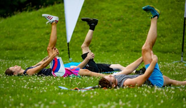 13 Kurse motivieren zur Bewegung: Von Nordic Walking über Ganzkörpertraining, Aquafitness, Yoga, Gehirntraining und Karate ist alles dabei.