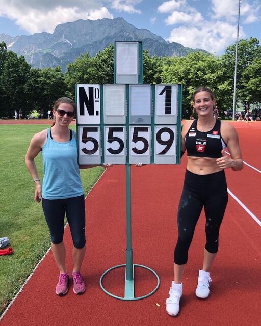 Patricia Madl (r.) mit ihrer Trainerin Elisabeth Eberl, die selbst Olympiateilnehmerin im Sperrwurf war.